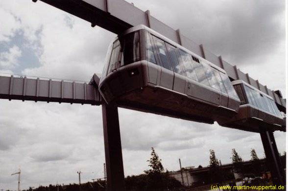 Flughafen-Schwebebahn im Betrieb