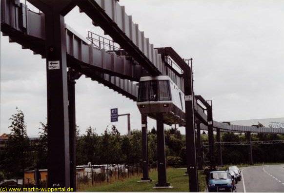 Flughafen-Schwebebahn kurz vor der Einfahrt in die Schwebebahn-Station