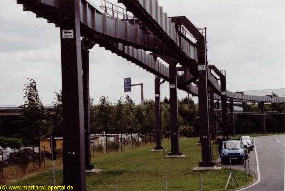 Das Gerüst der Flughafen-Schwebebahn