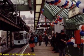 Bahnsteig mit abfahrender Schwebebahn