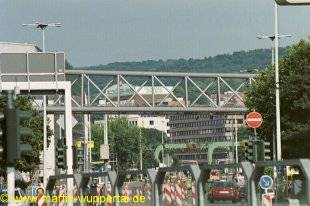 Die Brücke über die B 7