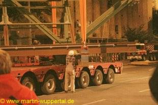 Der Schwertransporter wird entladen