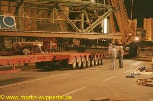 Die Brücke wird in Position gebracht