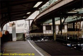 Blick vom Bahnsteig in die Wendehalle