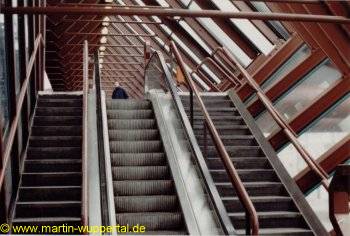 Rolltreppe und schmale Treppen