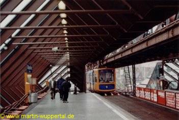 Bahnsteig mit einfahrender Schwebebahn