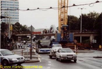 Verkehr fließt einspurig vorbei