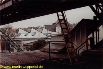 Blick auf die Gerüstbauwerkstatt dere Schwebebahn