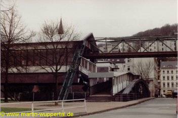 Zugang zur Schwebebahnstation