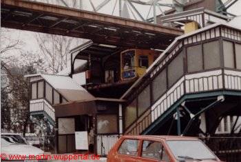 Station mit Schwebebahn